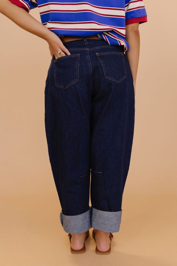 THE LYRA ROLL UP BARREL JEANS IN DARK DENIM - Image 5