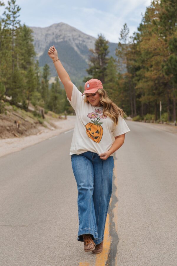 THE PUMPKIN VASE TEE IN IVORY - Image 6