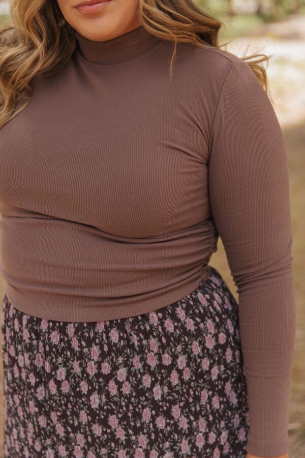 THE RICKIE RUCHED TURTLE NECK IN BROWN - Image 3