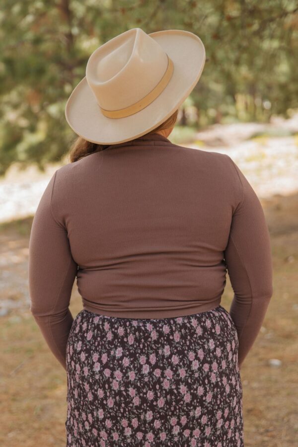 THE RICKIE RUCHED TURTLE NECK IN BROWN - Image 4